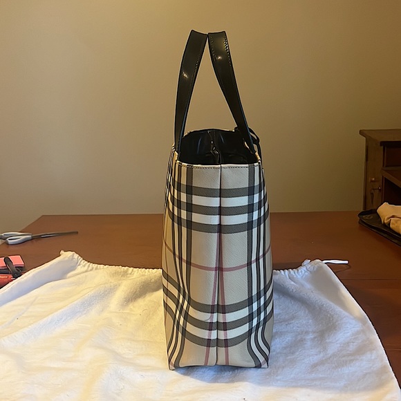 Burberry purse square open bucket-style w/ black pleather straps - Picture 8 of 9